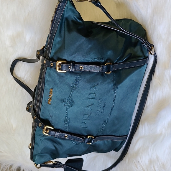 Prada Handbags - 💯 Authentic Prada Handbag 🍀